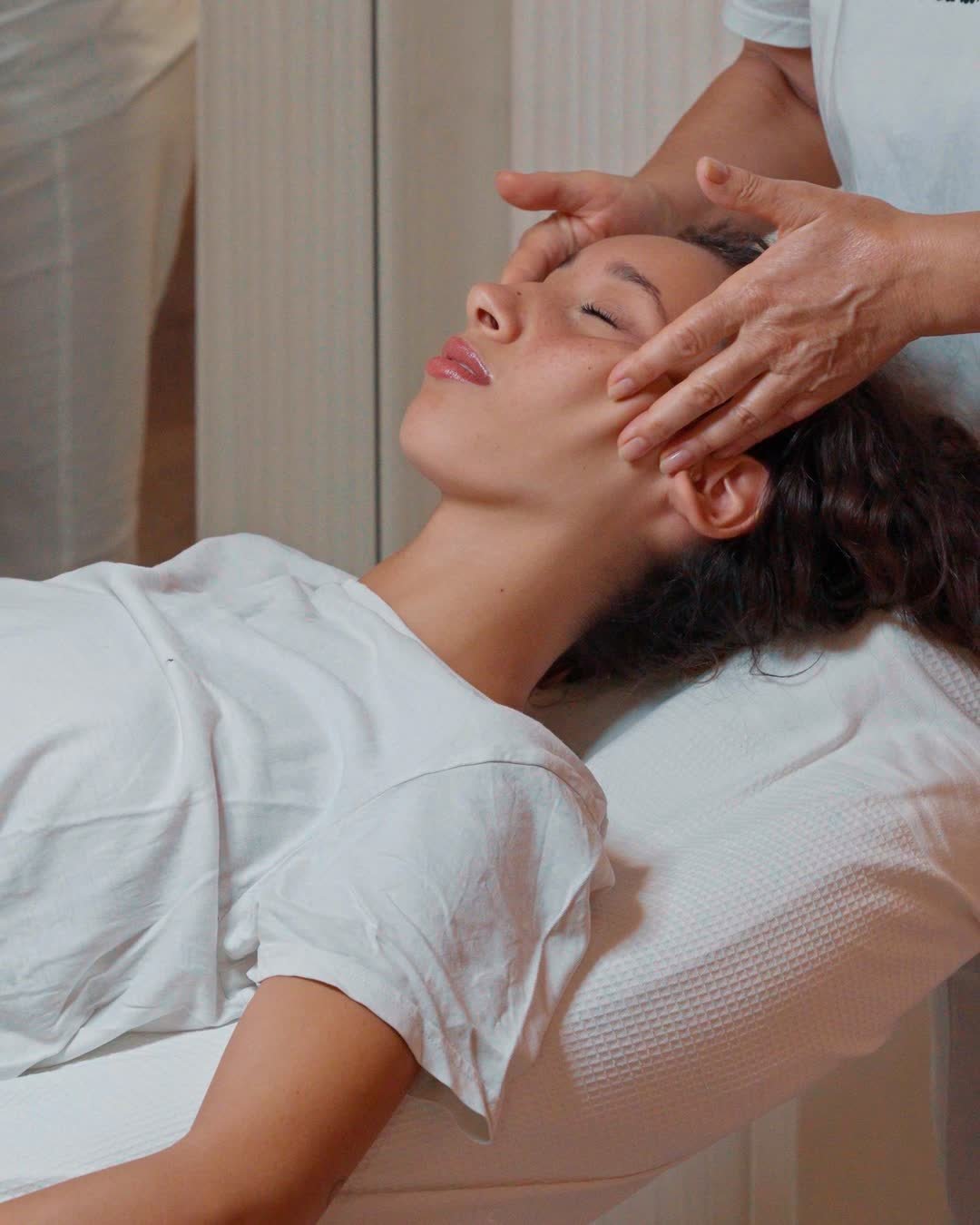 Un trattamento viso da Estetica Aries: le mani dell'estetista sulle tempie della cliente.