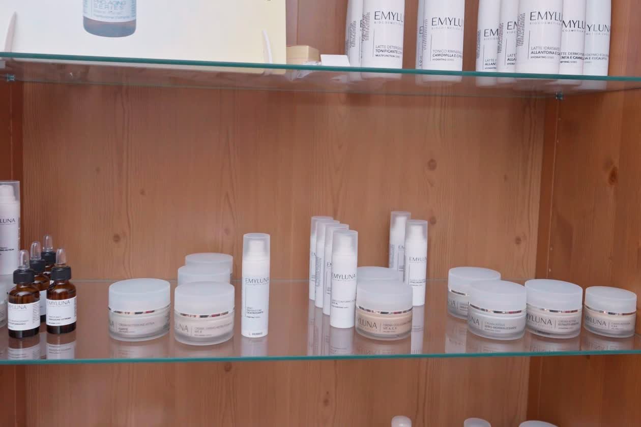 I prodotti della linea Emy Luna usati in istituto da Estetica Aries e consigliati per la beauty routine a casa.