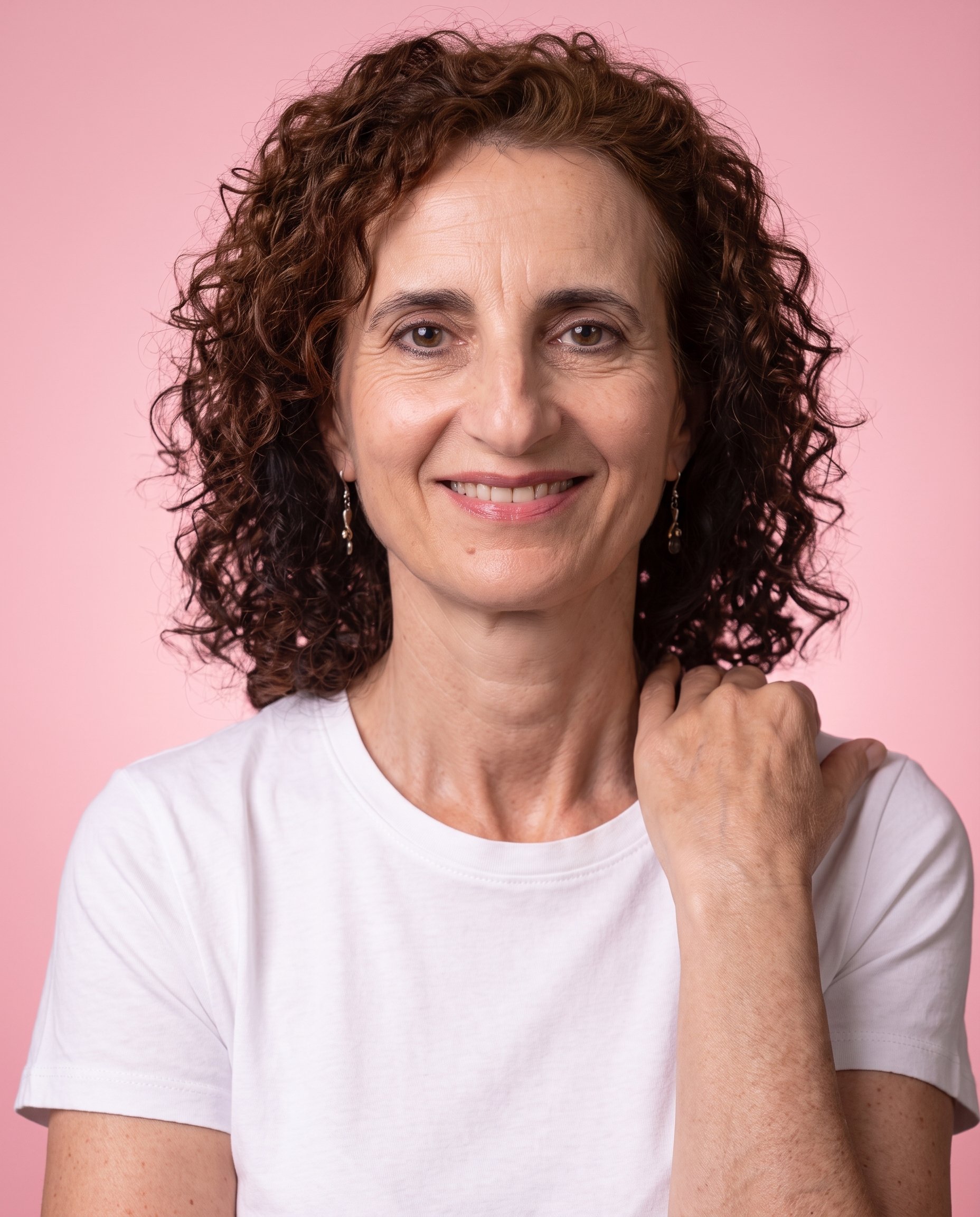 Claudia Leone, Socia