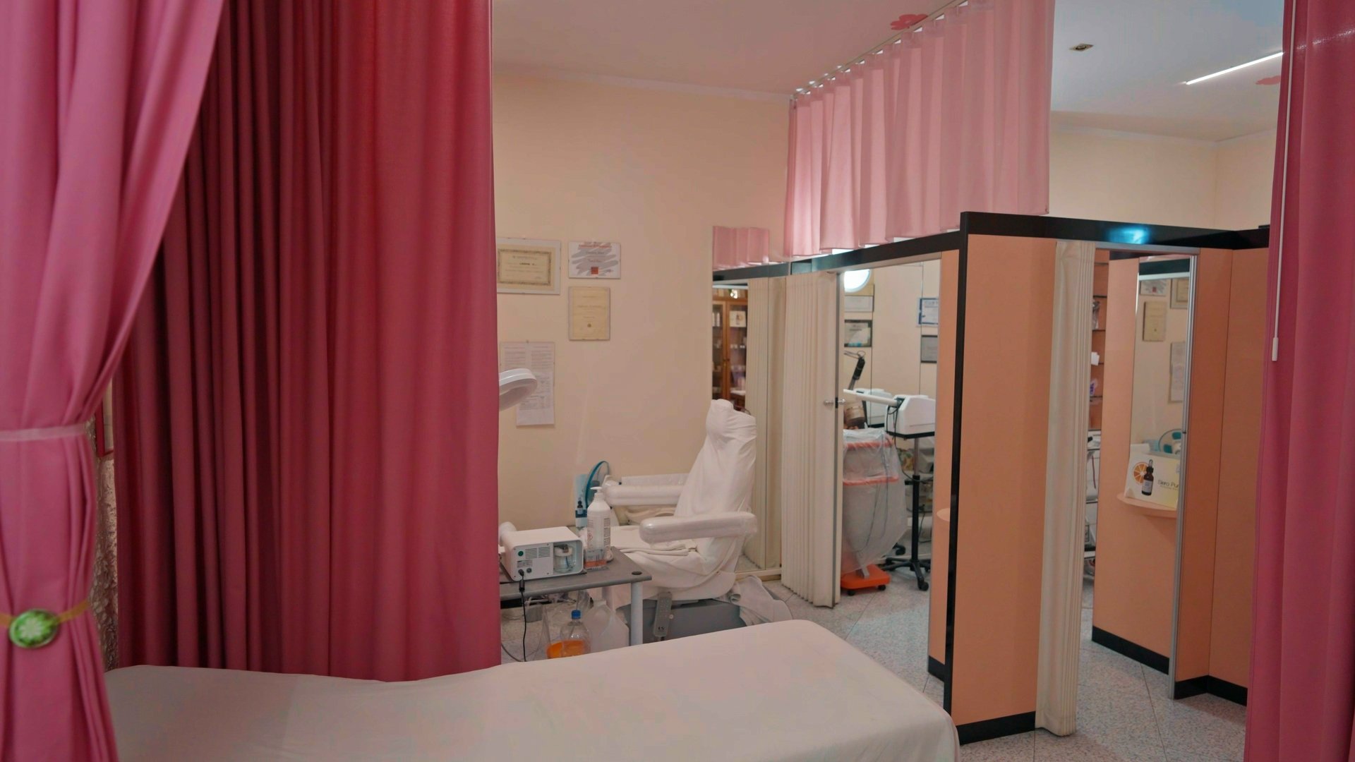 L'ingresso di Estetica Aries in via Mazzini 78 a Castel San Pietro Terme